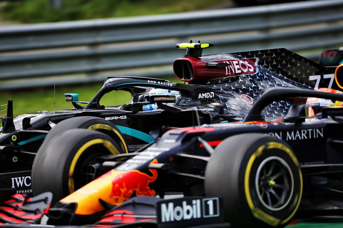 Valtteri Bottas (FIN) Mercedes AMG F1 W11 and Max Verstappen (NLD) Red Bull Racing RB16 battle for position.