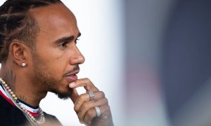 Hamilton says new Mercedes deal is not imminent